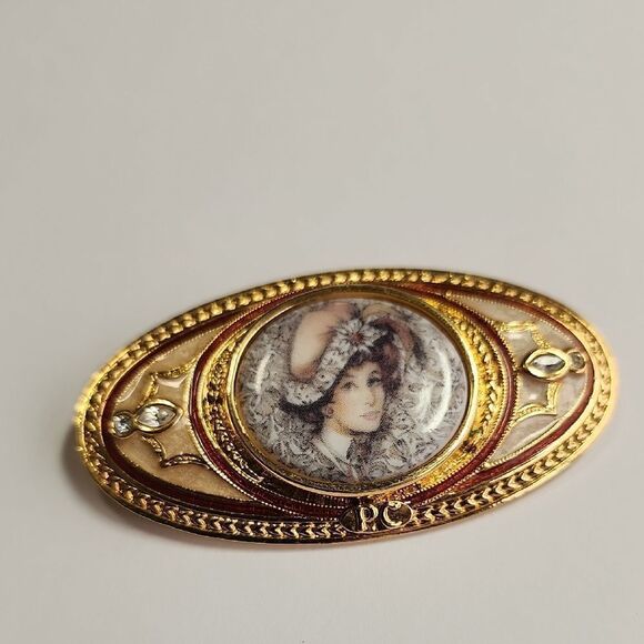 Avon President's Club Mrs. Albee Brooch Pin Gold Tone w/ Rhinestones - Picture 1 of 3